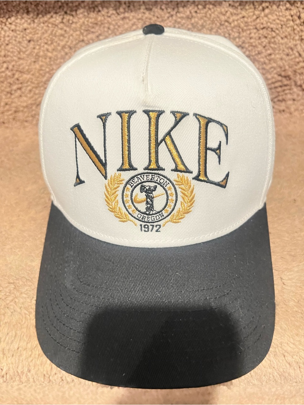 NEW Nike Men’s Two-Tone Embroidered Logo Cap - White/Black great for any event.